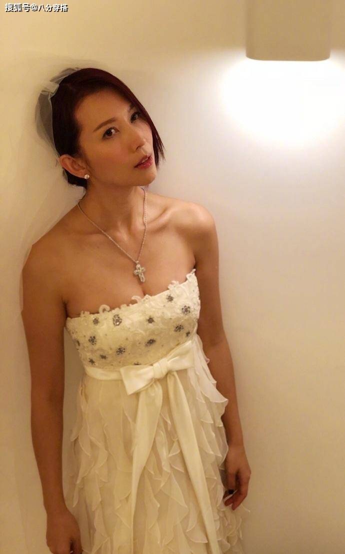 蔡少芬|蔡少芬真是“辣妈圈顶流”,穿印花V领连衣裙成熟高贵,气场全开
