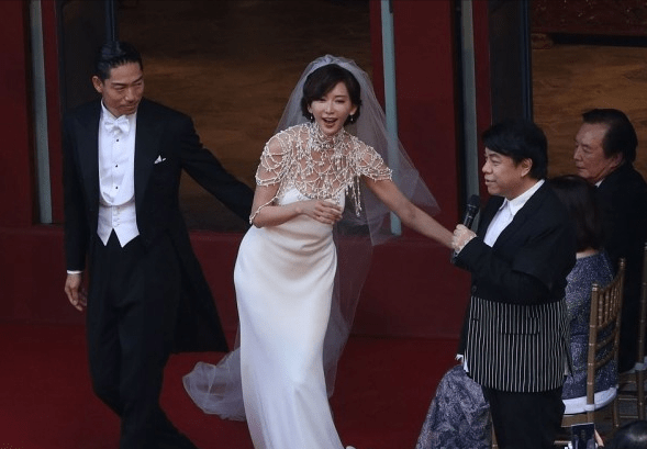 林志玲|林志玲依偎在老公怀里，一身雪白婚纱穿得真美，感情好得让人羡慕