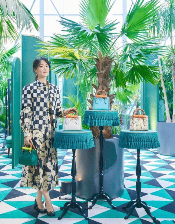 配饰|李英爱才是真不老女神！穿格纹配印花，一身花哨打扮也穿出高级感