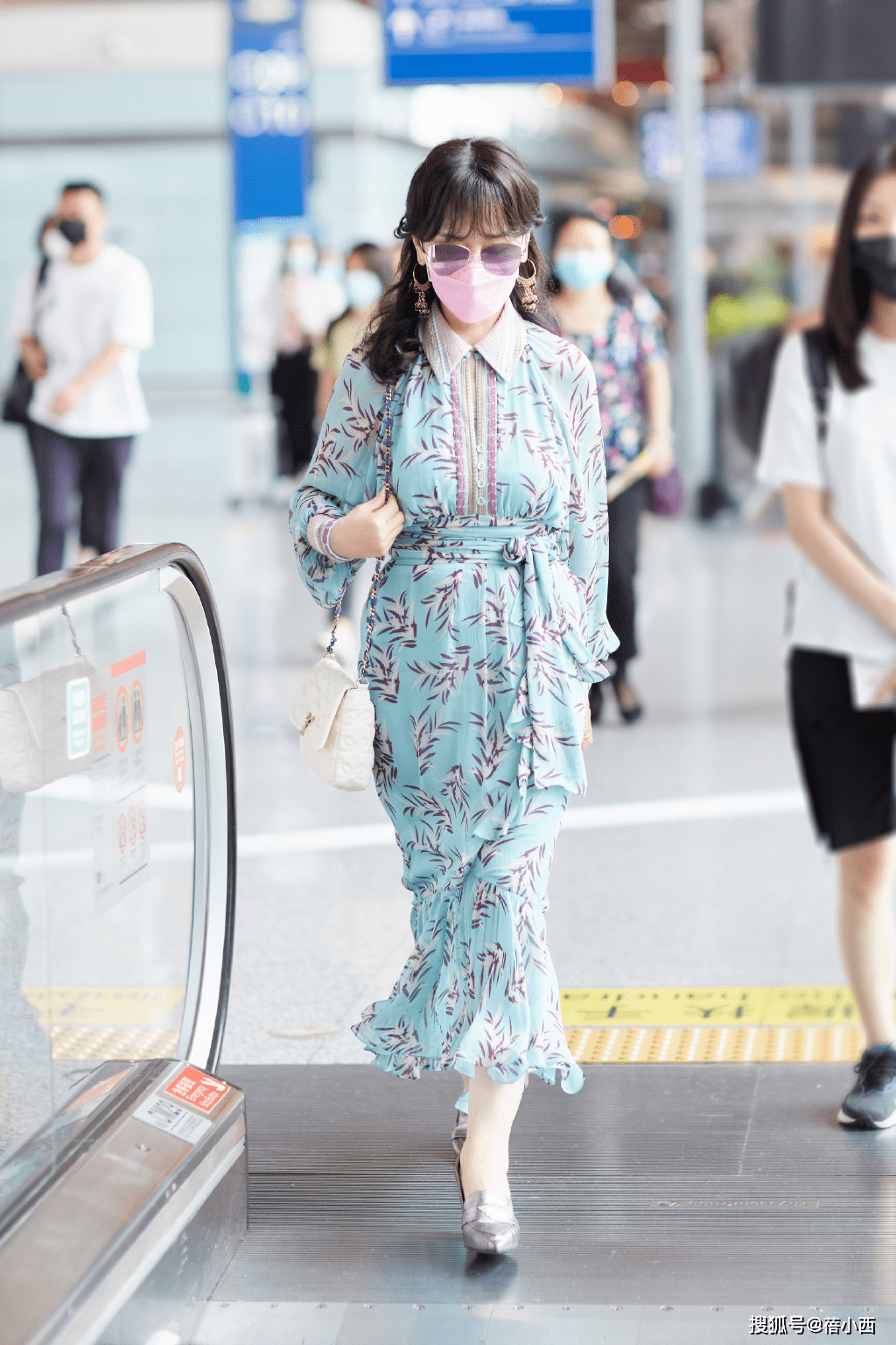 腰带|赵雅芝的穿搭才是奶奶辈该有的时髦,印花连衣裙绑腰带,气质高贵