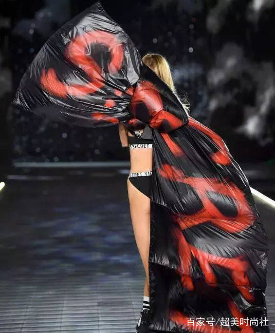 看点|黑色“个性袋”翅膀?如果没有她们,2018维密大秀可能没什么看头