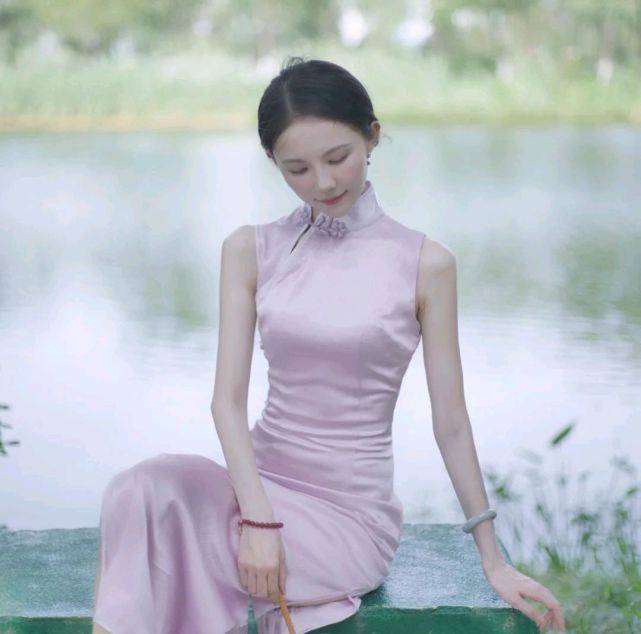 服装|女生可以尝试不同的穿搭风格，呈现不一样的气质，遇见更美的自己