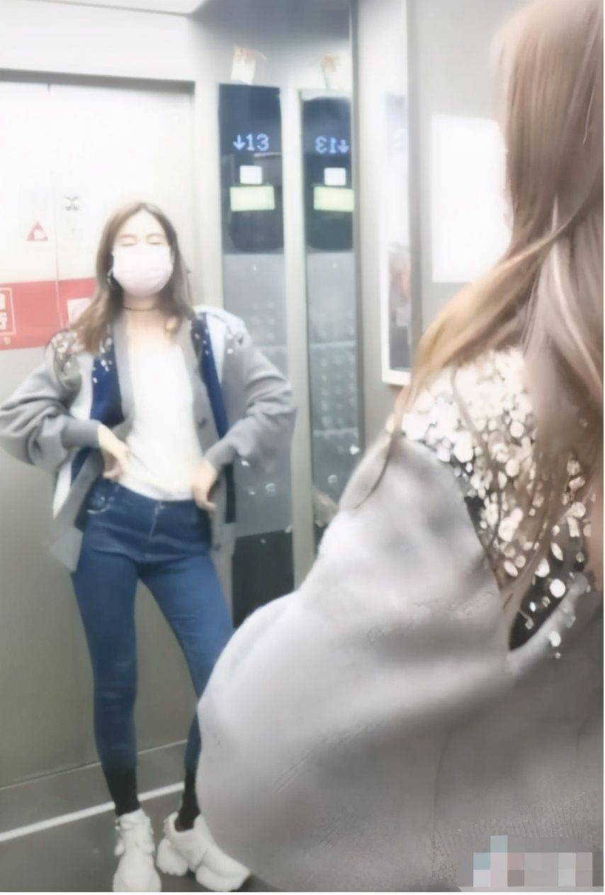 黑色|乡爱王小蒙商演捞金，穿紧身衣配短裙，肚腩横生胖的太真实了！
