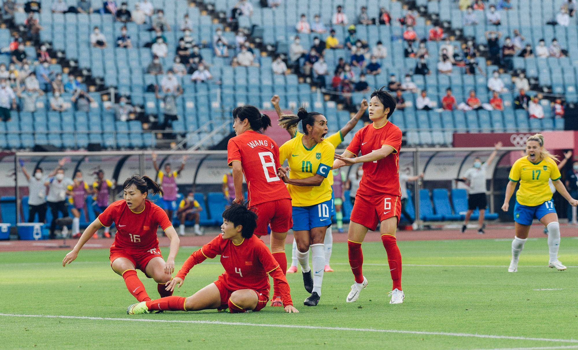 上海女足缪斯雯采访图片