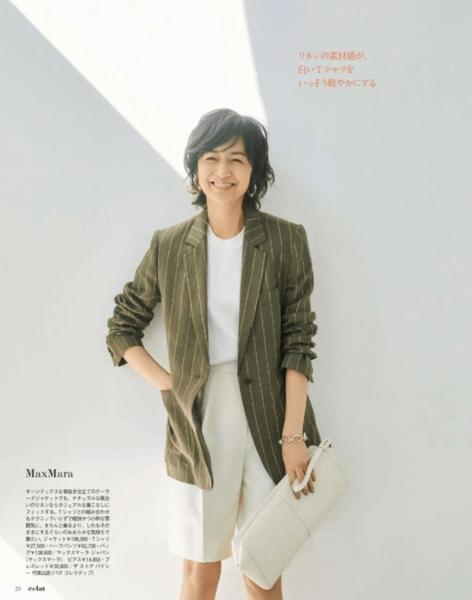 个性|人人都有的白T恤怎么穿时髦显贵？学50岁主妇这样穿，大妈变姐姐