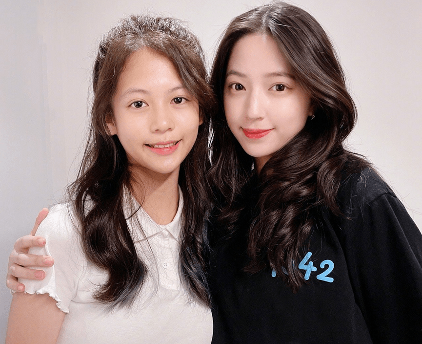 翁虹|翁虹女儿发育真好，穿POLO衫配百褶裙，13岁身高都快赶上妈妈了