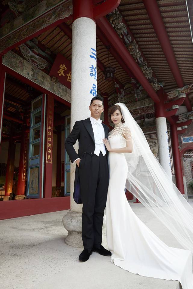 林志玲|林志玲依偎在老公怀里，一身雪白婚纱穿得真美，感情好得让人羡慕