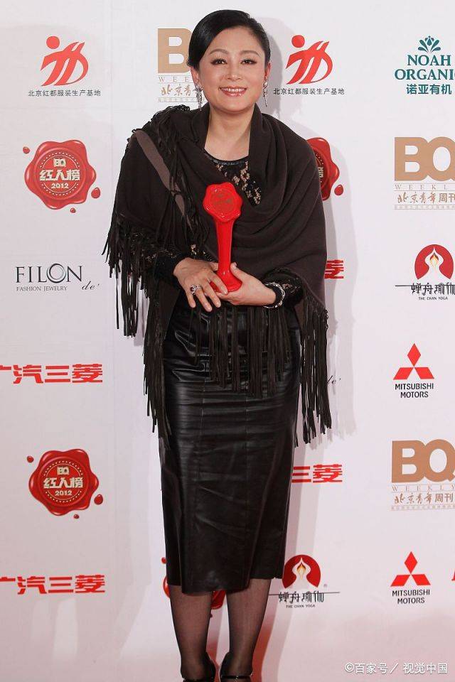 黑色|“嫦娥仙子”陈红又圆润了，穿皮裙感觉要撑爆，腰部也勒出两层肉