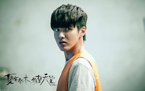 头发|吴亦凡潮流穿搭也难掩一脸憔悴，被都美竹毁了！