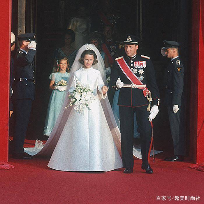宋雅|挪威国王携妻大秀恩爱，宋雅王后衣品获赞，她才是第一位平民王妃