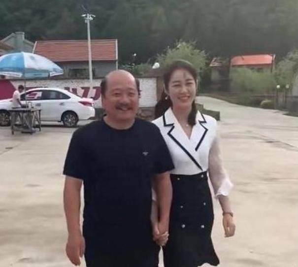 黑色|乡爱王小蒙商演捞金，穿紧身衣配短裙，肚腩横生胖的太真实了！