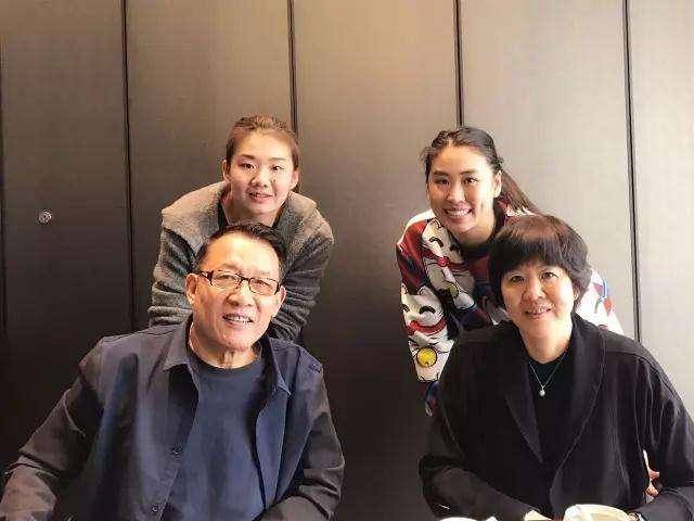 郎平前夫为女儿15年不娶,年近60再婚生子,如今如此评价郎平