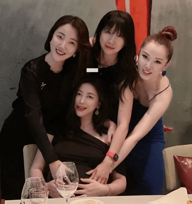 流苏|朱珠挺肚大如箩现身生日聚会！穿黑裙优雅大气，涂烈焰红唇真美艳