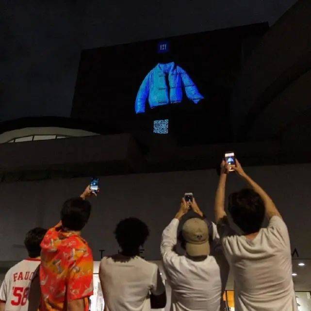 夏天|侃爷成了卧龙大春，夏天穿羽绒服+棉帽，反季节另类穿搭