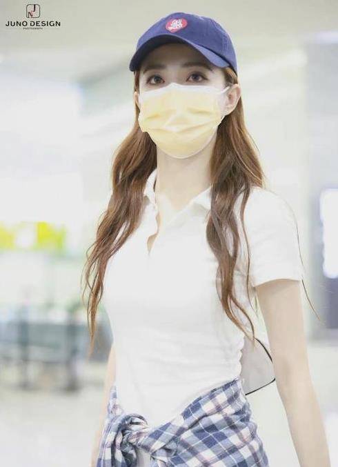 短裙|徐璐机场私服,白色连衣短裙戴棒球帽青春元气,好喜欢