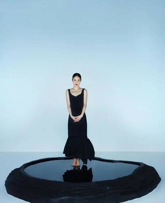 黑色|41岁周韵都美到国外了,穿红色抹胸裙性感又高级,真给国人长脸?