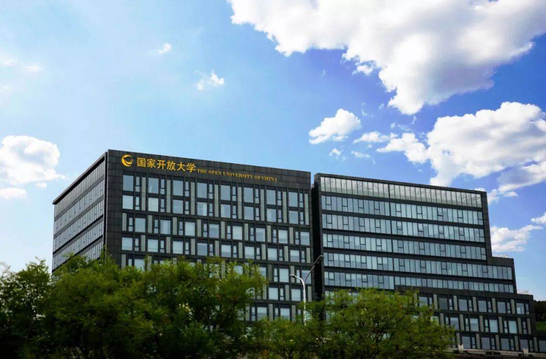 她从专科蜕变至研究生领识教育学历提升中心的学员也如是