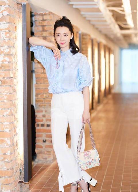 学陈数|别学小姑娘穿连衣裙，奔四的女人学陈数这样穿，高雅时髦美？
