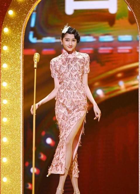 Polo|关晓彤与baby同穿旗袍，一个像贵妇一个像姨太，不是腿长就能赢！