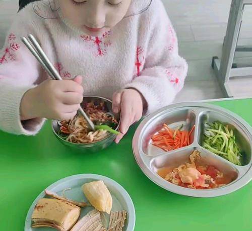 家长|孩子上幼儿园，宝妈会选择伙食好的那家，看到这些饭菜，你怎么选