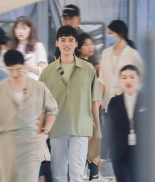 因为|丁真带《中餐厅》收入回家乡，发文感谢嘉宾的照顾，只字未提龚俊