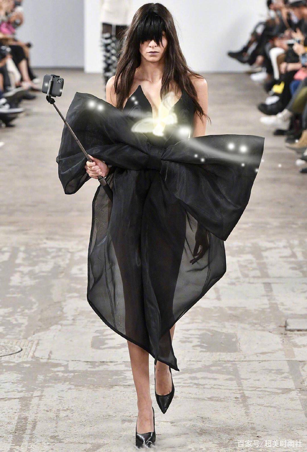 自拍|时尚圈的工作太辛苦，模特挂着吊瓶走T台？其实背后的原因是这个