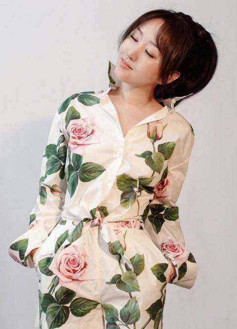 女生|杨钰莹终于“扮嫩”成功，一袭白色礼服温婉可爱，扎丸子头像少女！