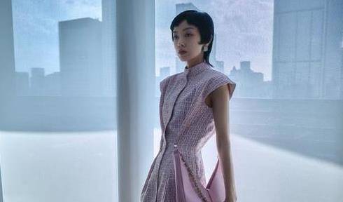 郭采洁|郭采洁的时尚感真好，穿粉裙腰间打褶秀蛮腰，配狗啃式短发真任性