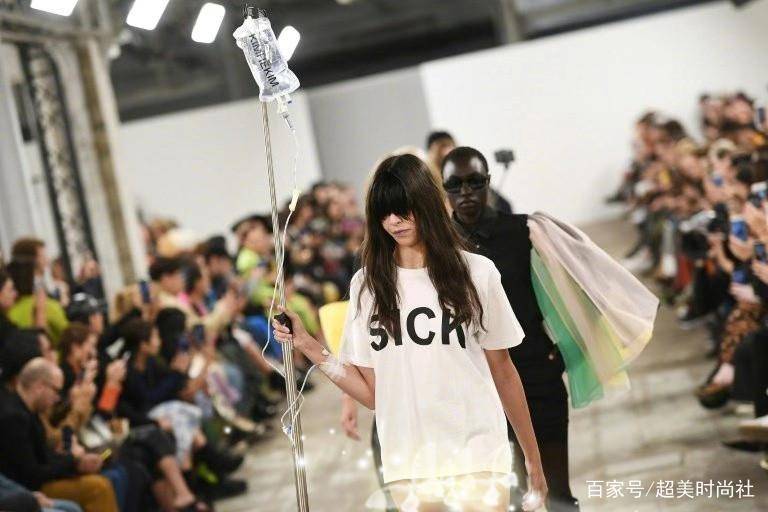 自拍|时尚圈的工作太辛苦，模特挂着吊瓶走T台？其实背后的原因是这个