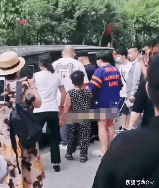 汾阳|郭德纲老婆带娃上班被偷拍，一头绿发身材圆润，六岁儿子身高惊人