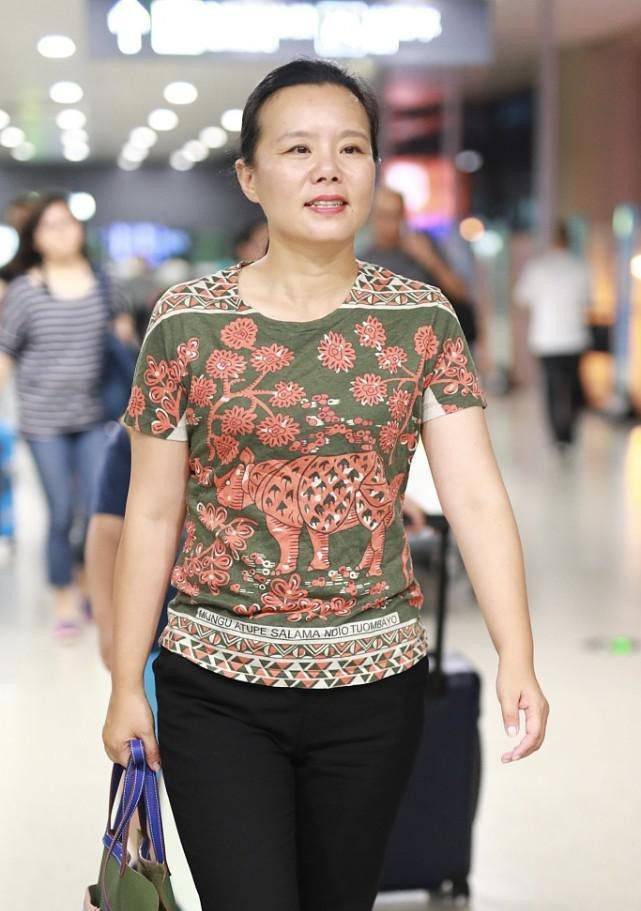 图案|龚琳娜真是不拿自己当名人，穿接地气的花哨T恤，和路人差不多