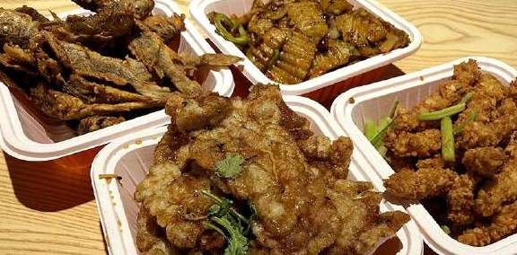 下锅|从这里打包4盒炒菜，回家路上，我没忍住偷吃了好几口！