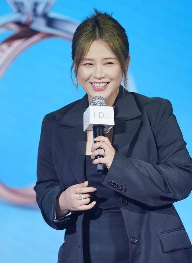 活动|马思纯身材有点控不住，出席活动要穿加大号西装，赘肉快遮不住了