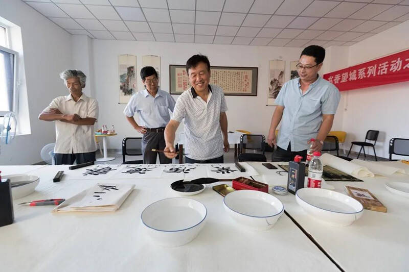 望城街道农民画家聚在一起挥毫作画 摄影:张言哲 三候大雨时行 当风雨