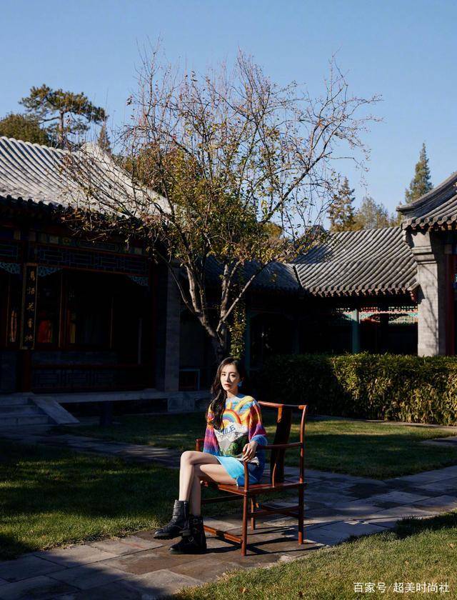 黑色|杨幂再登热搜，钻石口罩遮不住狐狸大眼，秋冬穿搭学她就够了
