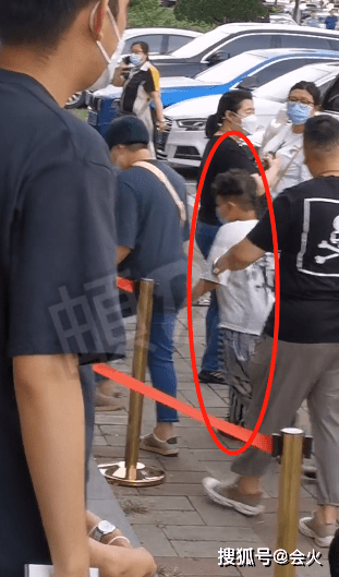 汾阳|郭德纲老婆带娃上班被偷拍，一头绿发身材圆润，六岁儿子身高惊人