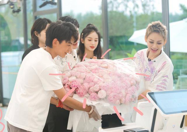 因为|丁真带《中餐厅》收入回家乡，发文感谢嘉宾的照顾，只字未提龚俊