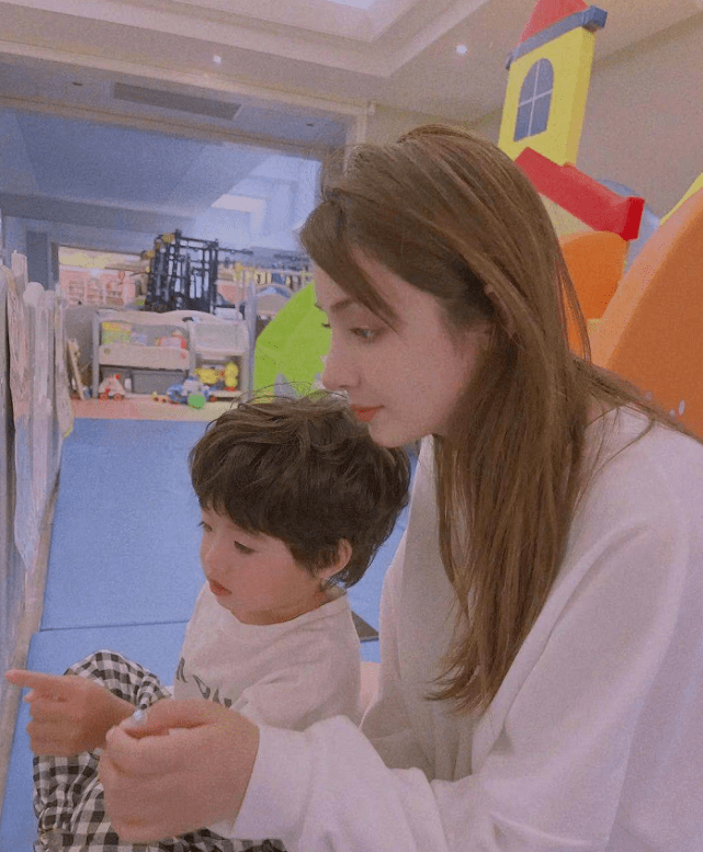 披萨|麦迪娜孕晚期状态好，被2岁儿子天天夸漂亮，大赞丹尼尔又暖又帅？