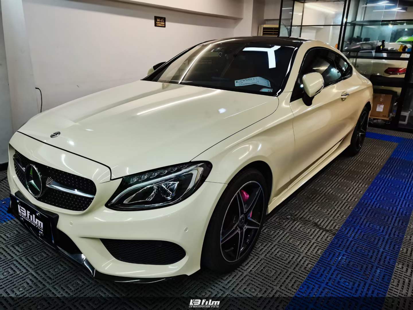 奔驰-c级汽车贴膜lb film改色膜高亮卡其米兰