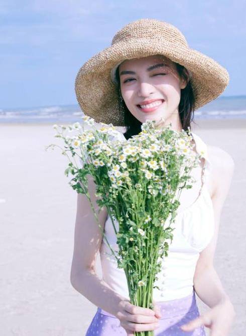 进行|钟楚曦日常秀身材，“草帽＋小吊带”海边标配穿搭，夏日感十足