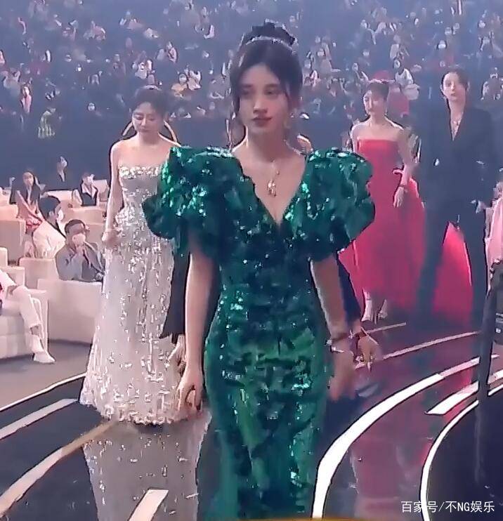 鱼尾|微博之夜鞠婧祎身高引热议，和166吴宣仪齐平？看鞋跟瞬间明白了