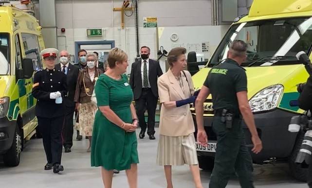 衣袖|英国70岁长公主惊艳亮相!短袖款西装好时髦,皮包骨手臂看得惊心