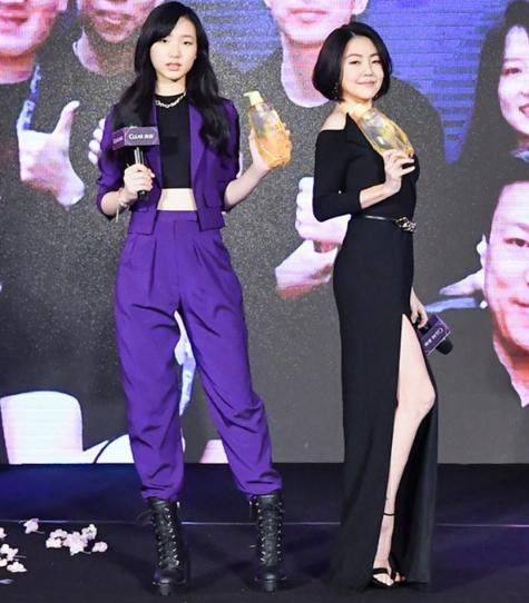 套装|小S女儿长大了，比妈妈高半头，穿紫色工装气场堪比超模，太亮眼