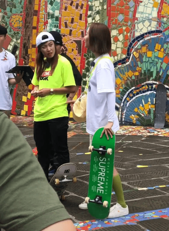 设计|37岁王珞丹罕见这么扮嫩，420T恤配足球袜美成少女，看着像17岁