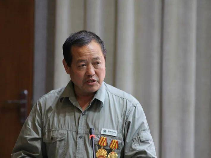 1978年,娄先义进入武警黄金部队当兵,高强度的训练,艰苦的生活,严格的