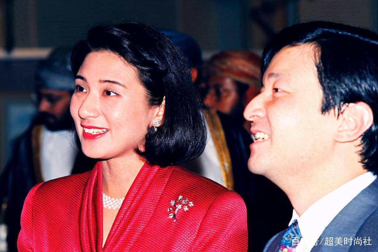 配饰|日本雅子皇后穿一身白亮相，戴珍珠配饰显优雅，被86岁婆婆抢风头