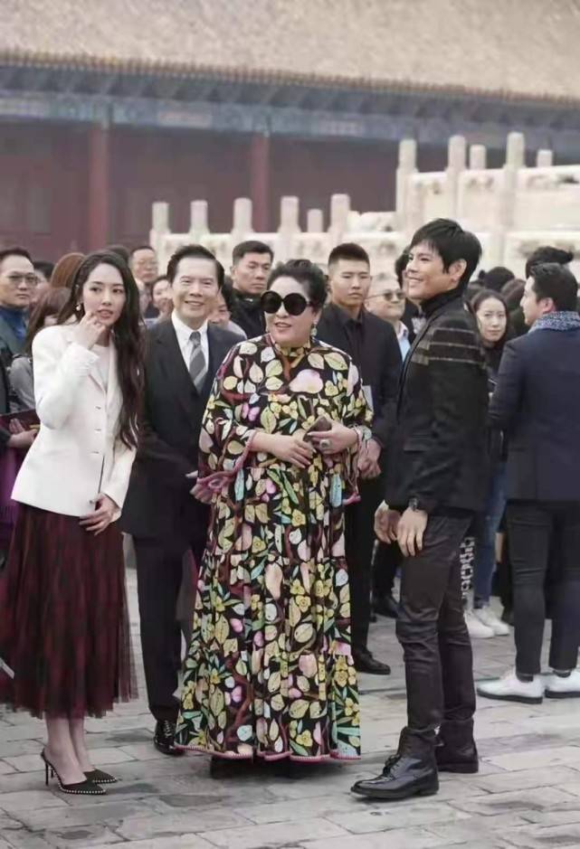 设计|向太走花哨风也超贵气!穿印花裙戴珠宝霸气全开,近照瘦出锥子脸