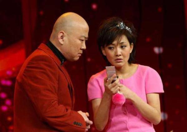 曾上|曾上春晚18次，因错说一句话被喊索赔1亿，现在53岁沦落街头商演