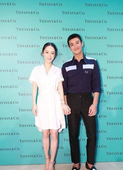 颜色|霍思燕夫妇镜头前秀恩爱,走到哪都要手牵手,还起穿同款条纹装