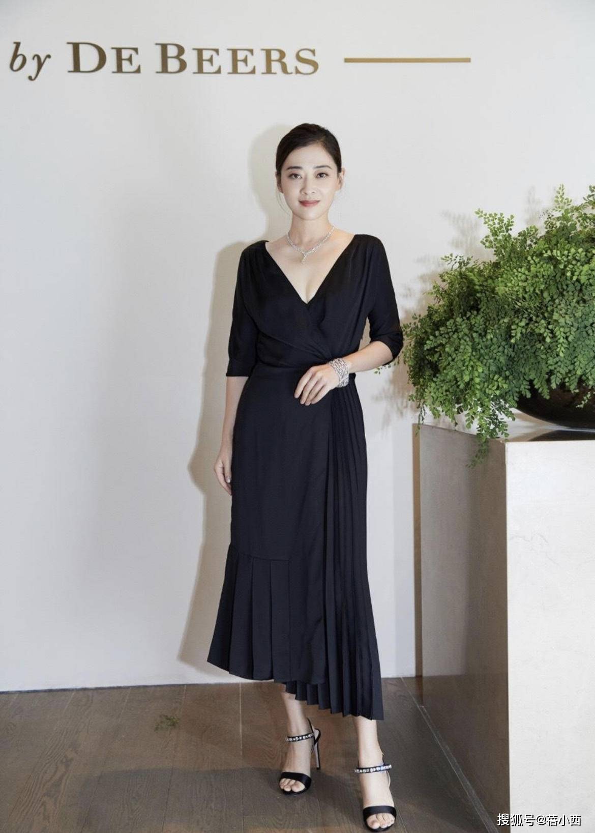 黑色|梅婷与老公走机场，穿宽松黑裙子配渔夫帽，简约低调却蛮有高级感